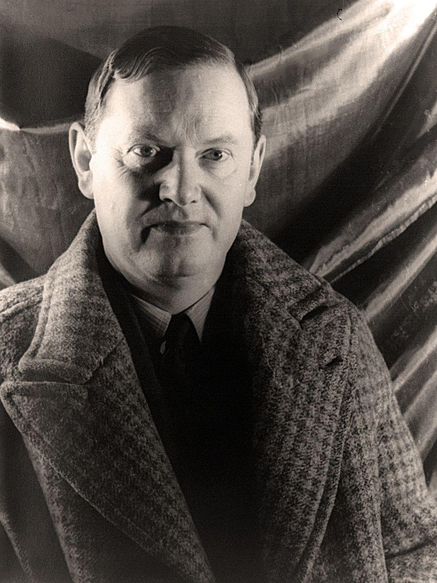 Evelyn Waugh was personally affected by art and the pursuit of beauty, and he fictionalized many events in his own life in his written works. (Public Domain).