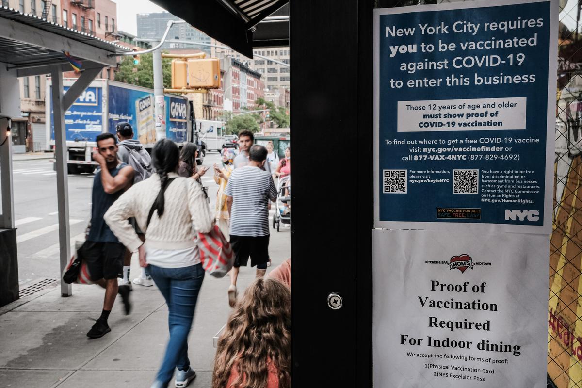 A sign in a restaurant window informs customers that they will need to show proof of vaccination for COVID-19 to be allowed entry, in New York City on Aug. 20, 2021. (Spencer Platt/Getty Images)
