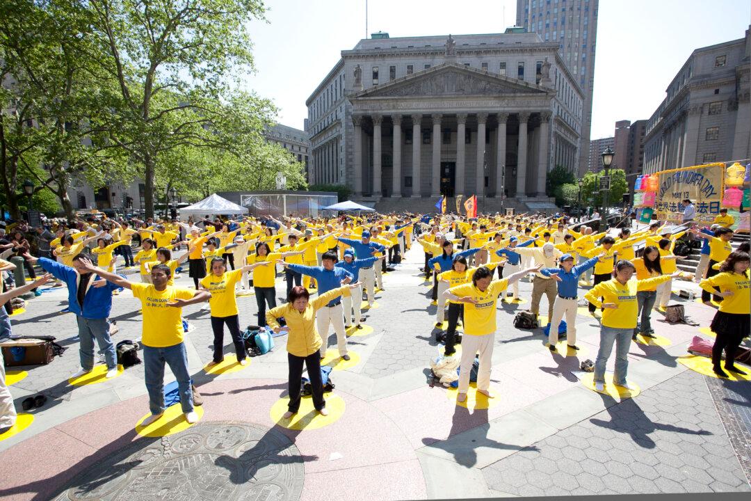 New Yorkers Celebrate Falun Dafa’s 21 Years (+Video)