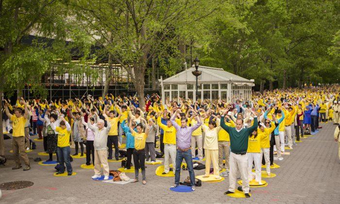 Falun Dafa Exercise Practice in Manhattan’s Roosevelt Park