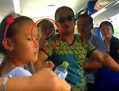 Tour Guide in China Threatens to Knife Tourists for Not Shopping Enough