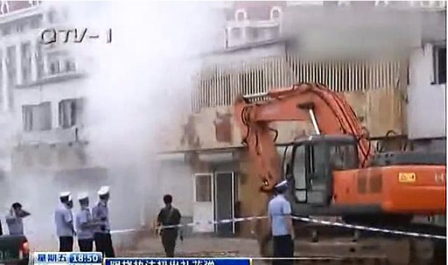 Man Defends Home From Bulldozers With Fireworks