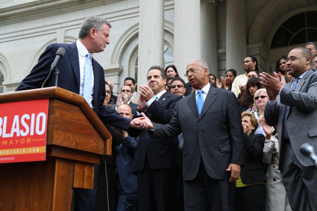 Democrats Choose de Blasio as Thompson Withdraws