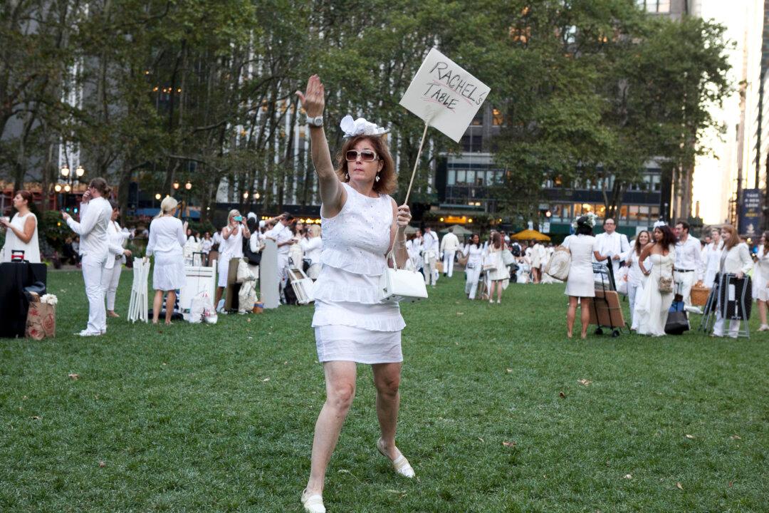 Thousands of New Yorkers Dine in All White