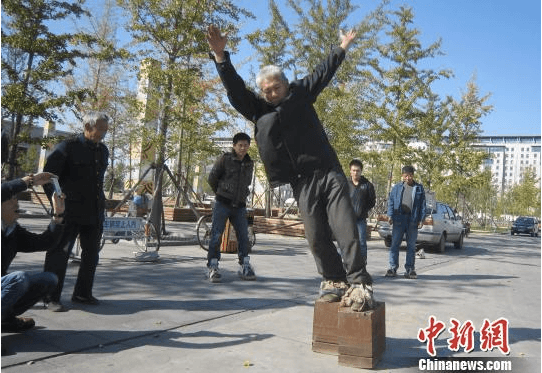 Chinese Man Trains in Super-Heavy Iron Shoes for World Record