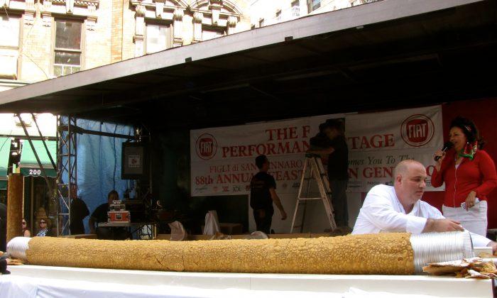World’s Largest Cannoli Unveiled  (+Video)