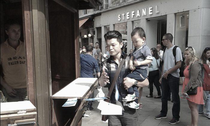 With Baby as Shield, Chinese Man Attacks Falun Gong Display in Venice