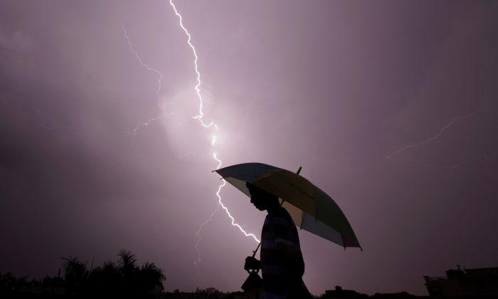 3 Students Hit by Lightning Strike in Chicago