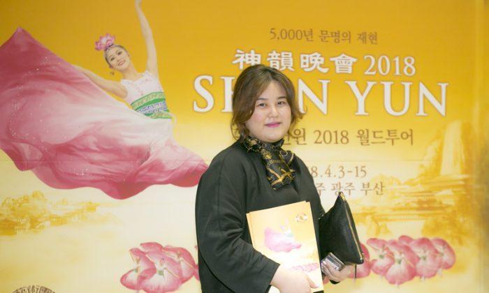Artist Enjoys Shen Yun’s Different Ethnic Dances