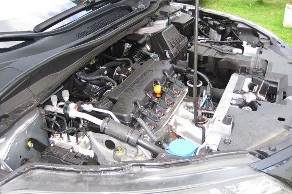 Engine compartment of the Honda HR-V 1.8L.