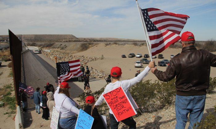 Supporters of Border Security Form ‘Human Wall’ Along US-Mexico Border
