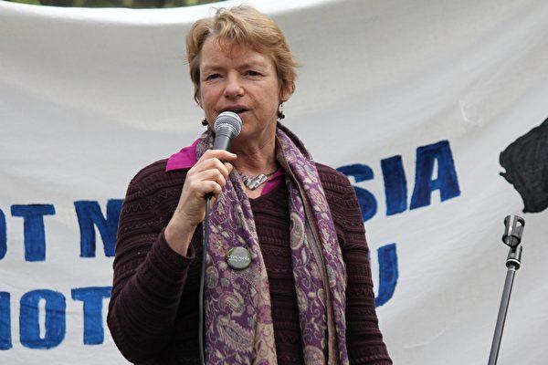 Janet Rice, the newly elected Senator for Victoria, spoke at a rally against China's organ harvesting crimes in downtown Melbourne, Australia, on Sept. 22, 2013. (The Epoch Times)