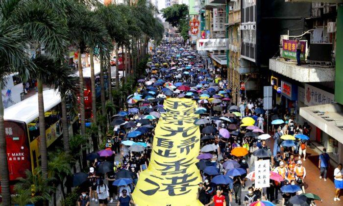 Hongkongers Defy Mask Ban as City Grinds to a Halt