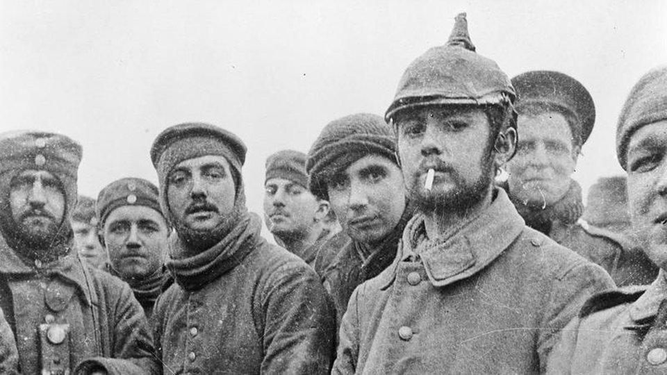 British and German soldiers at Ploegsteert, Belgium, on Christmas Day 1914. (Public domain)