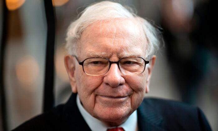 Warren Buffett Preaches Confidence in America, Warns ‘Deficits Have Consequences’