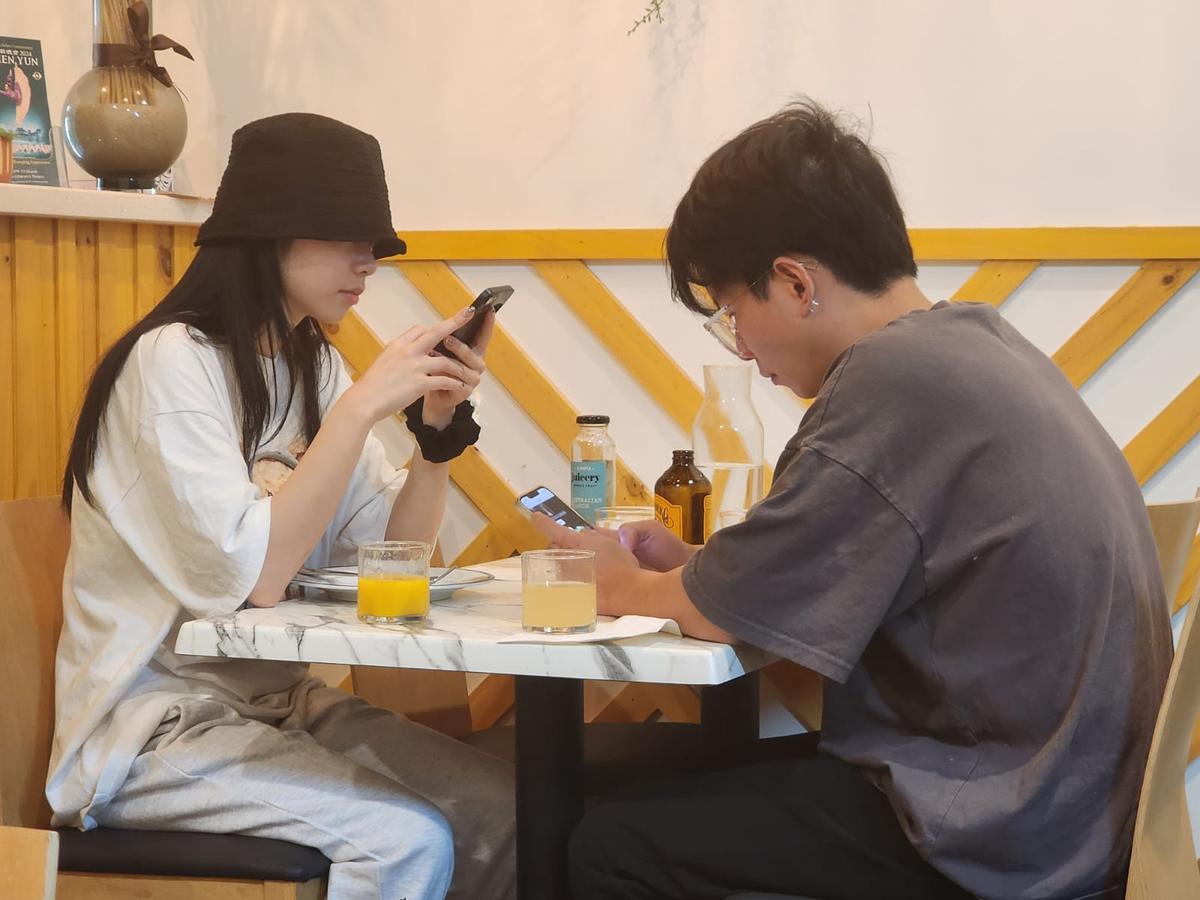 Get Off the Internet: More Dates, Chats to Go Offline