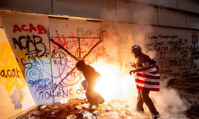 Portland Rioters Attempt to Break Into Federal Courthouse, Set Building on Fire