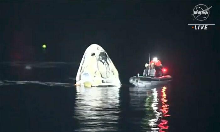 SpaceX Returns 4 Astronauts to Earth; Rare Night Splashdown