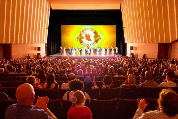 Shen Yun Performing Arts curtain call at Fresno's William Saroyan Theater on Oct. 30, 2021. (NTD Television)