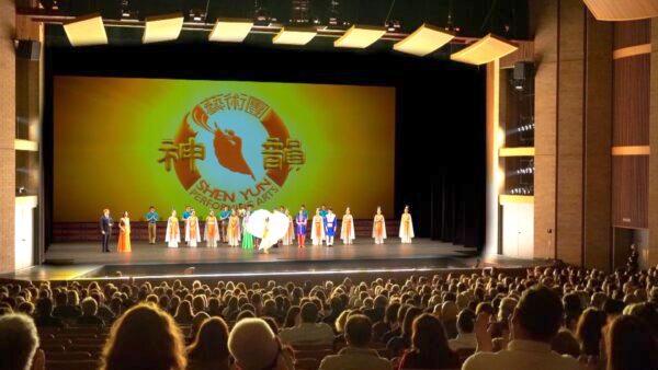 Shen Yun Performing Arts curtain call at Morrison Center for the Performing Arts, in Boise, on Nov. 2, 2021. (NTD Television)