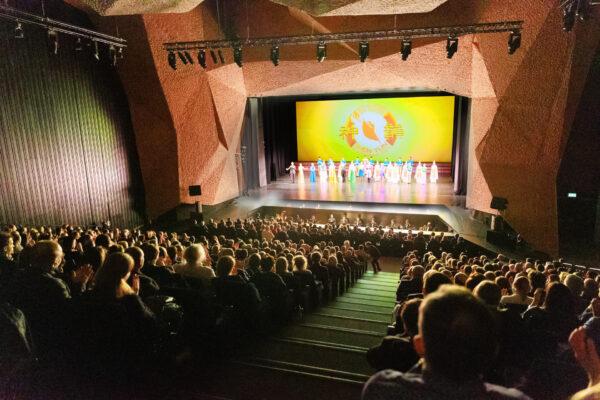 Shen Yun Performing Arts curtain call at CKK Jordanki Concert Hall in Torun, Poland on Jan. 20, 2022. (NTD)