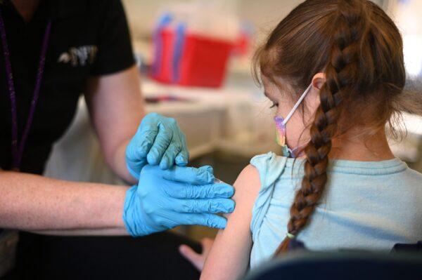 A nurse administers a pediatric dose of the COVID-19 vaccine to a girl at a clinic in Los Angeles on Jan. 19, 2022. (Robyn Beck/AFP via Getty Images)