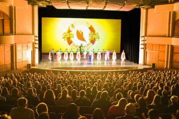 Shen Yun Performing Arts New York Company's curtain call at Mary W. Sommervold Hall at Washington Pavilion, in Sioux Falls, on Jan. 26, 2022. (Xie Mu/The Epoch Times)