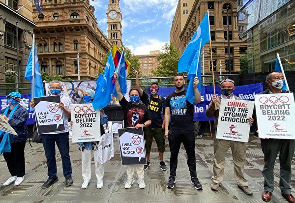 Australian human rights groups gathered at Martin Place in Sydney on Feb. 4, 2022, to condemn the tyranny of the CCP and call for a boycott of the Beijing Winter Olympics. The photo shows Uyghur human rights activists participating in the rally. (Li Rui/The Epoch Times)