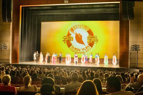 Shen Yun Performing Arts New Era Company's curtain call at Wagner Noël Performing Arts Center, Texas, on April 20, 2022. (Hailian Ma/The Epoch Times)