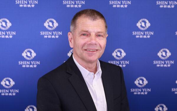Ken Green attends Shen Yun Performing Arts at the Empire Theatre in Toowoomba, Australia, on May 3, 2022. (NTD)