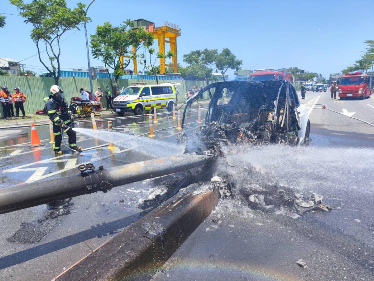 <span style="font-weight: 400;">After Jimmy Lin’s car crashed, it took more than three hours to control the flames.</span> (Courtesy of Taoyuan Fire Department)