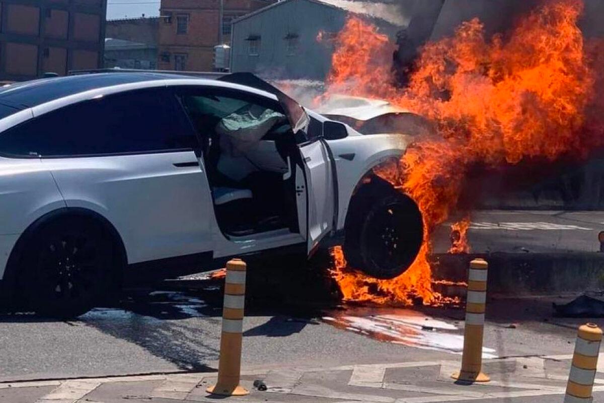 On July 22, 2022, Jimmy Lin’s Tesla Model X crashed, caught on fire before it exploded. Lin and his son were rescued in time. Jimmy Lin suffered serious injuries and was unconscious when he was rescued. (New Reporter)