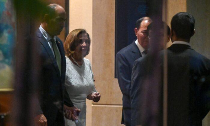 Pelosi Lands in Singapore, Meets Top Officials at Start of Asia Trip