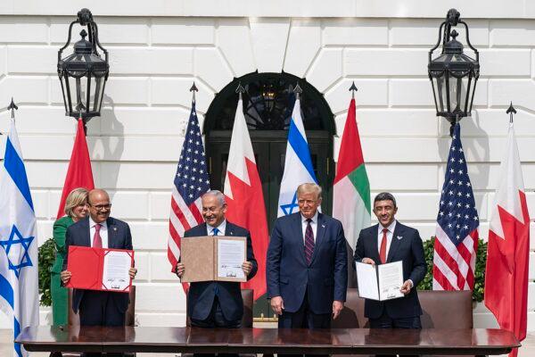 Bahraini foreign minister Abdullatif bin Rashid Al Zayani, Israeli Prime Minister Netanyahu, U.S. President Donald Trump, and Emirati foreign minister Abdullah bin Zayed Al Nahyan at the signing ceremony of the Abraham Accords. (Public Domain)