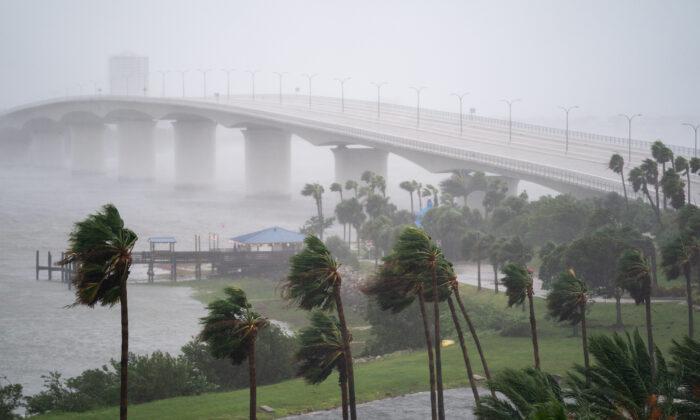 Hurricane Ian’s Impact on Florida; Gunman on the Loose After 6 People Shot Near School | NTD Good Morning