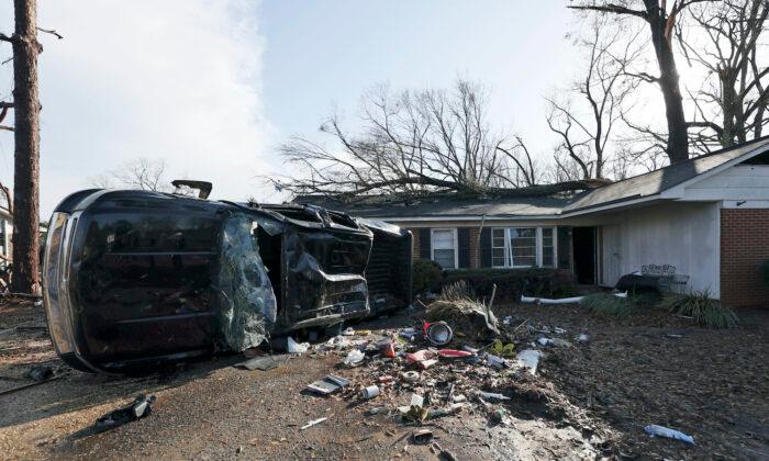 7 Dead as Tornadoes Rip Through South, Governors Declare State of Emergency