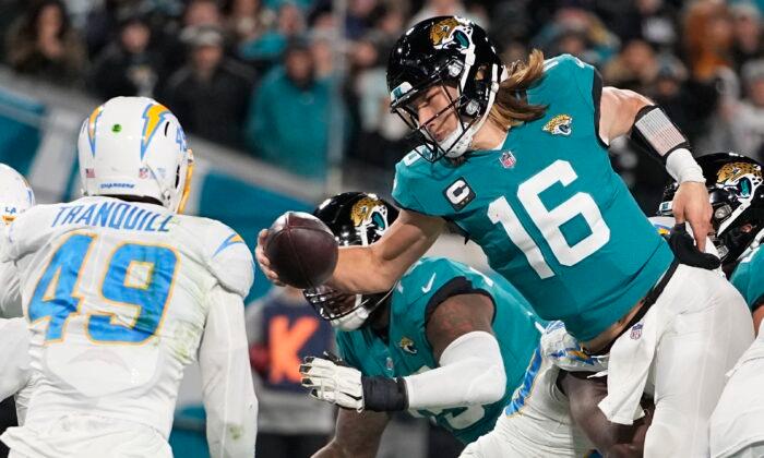 Lawrence Rallies Jaguars From 27 Down to Beat Chargers 31–30