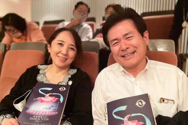 Mr. Suzuki Kenji, the chairman of Japan Aviation Fuel Company, attends Shen Yun Performing Arts at the Kawaguchi Comprehensive Cultural Center Lilia with his wife in Kawaguchi, Japan, on Jan. 17, 2023. (Ren Zihui/The Epoch Times)