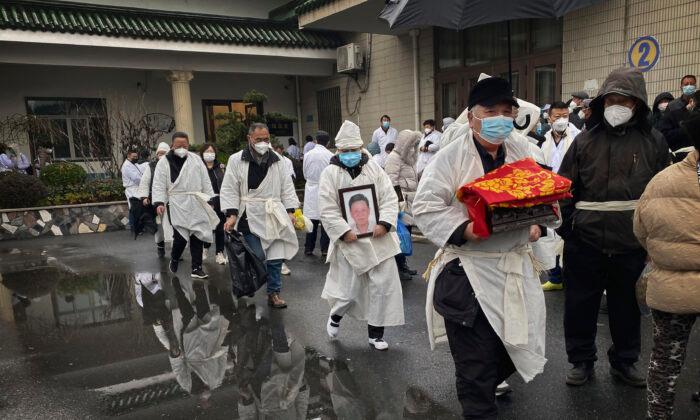 Chinese Escapees Describe Massive Pandemic-Related Deaths in China as ‘Unprecedented’