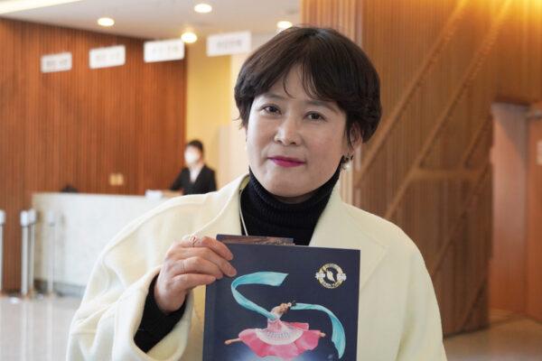 Ms. So Yu-soon, the director of the culture section at the Gyeongnam Daily, attends Shen Yun Performing Arts at the Sohyang Theatre in Busan, South Korea, on Feb. 5, 2023. (Lee You-jung/The Epoch Times)