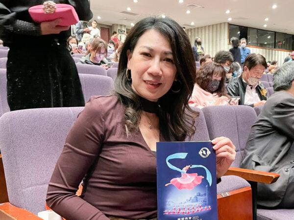 Ms. Hung Chia-hui, the secretary-general of the World Chinese Female Entrepreneurs Association, attends Shen Yun Performing Arts at the Chih-The Hall of the Kaohsiung Cultural Center in Kaohsiung, Taiwan, on March 1, 2023. (Tung Hui-ling/The Epoch Times)
