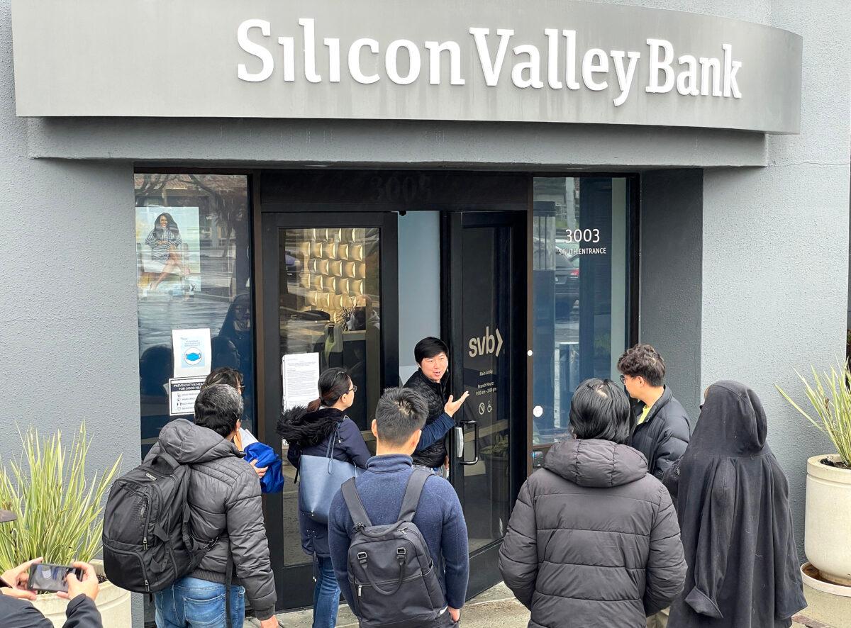 A worker tells people that the Silicon Valley Bank (SVB) headquarters is closed in Santa Clara, Calif., on March 10, 2023. (Justin Sullivan/Getty Images)