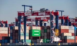 Record Tariff Revenue Boosts US Budget Surplus in April: Treasury