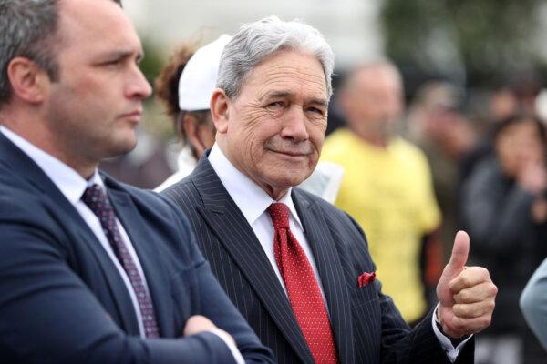 New Zealand First leader Winston Peters (R) in the crowd at Ellerslie Racecourse in Auckland, New Zealand, on Oct. 1, 2023. (Fiona Goodall/Getty Images)
