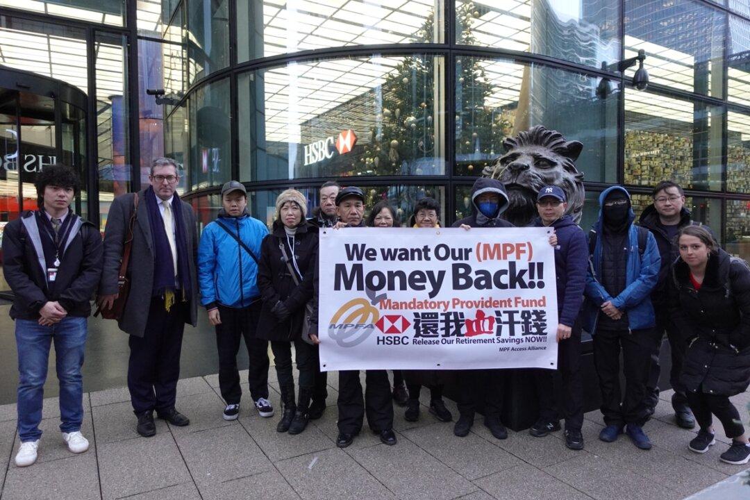 Hong Kong Protesters Rally Outside HSBC London Headquarters Over Blocked MPF Funds