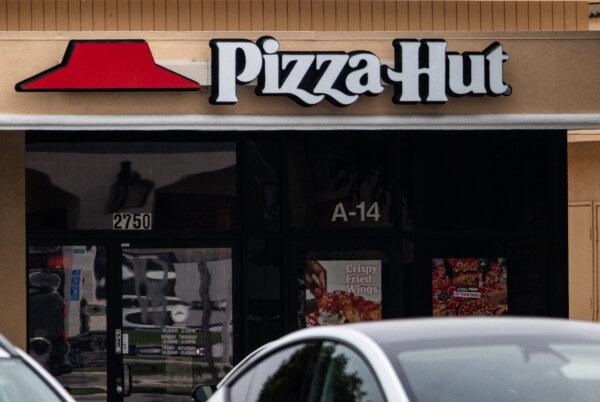 Pizza Hut is laying off more than 1,200 delivery drivers ahead of California's fast-food minimum wage hike, which takes effect April 1. (John Fredricks/The Epoch Times)
