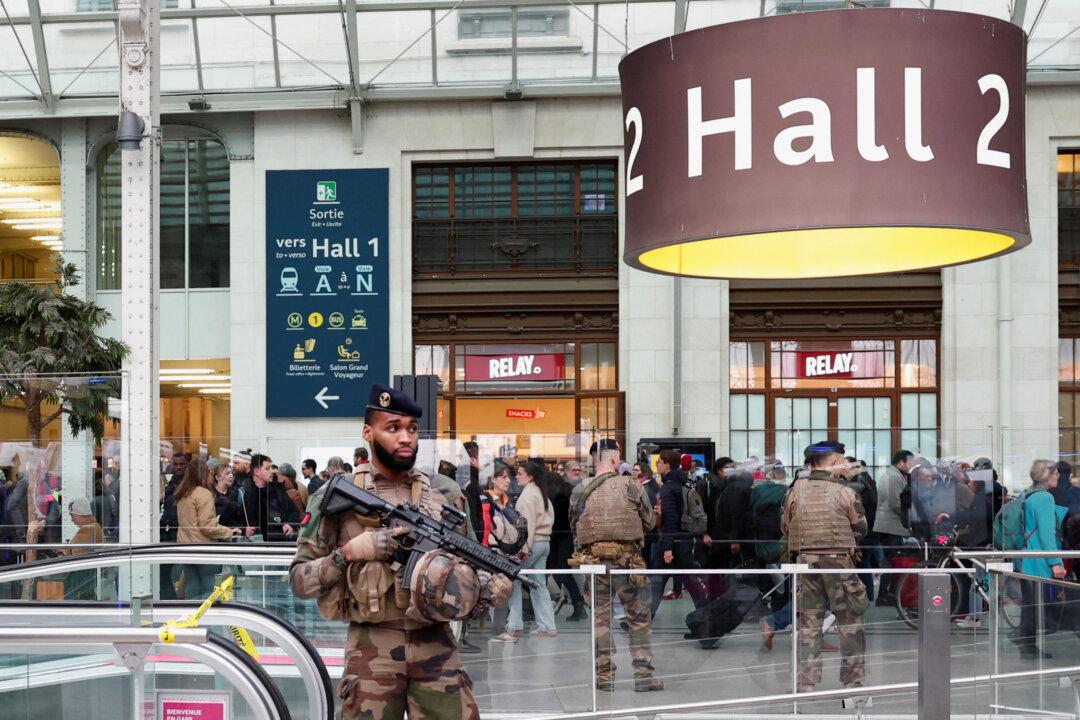 Paris Police: 3 People Injured in Stabbing Attack at Train Station, Attacker Detained