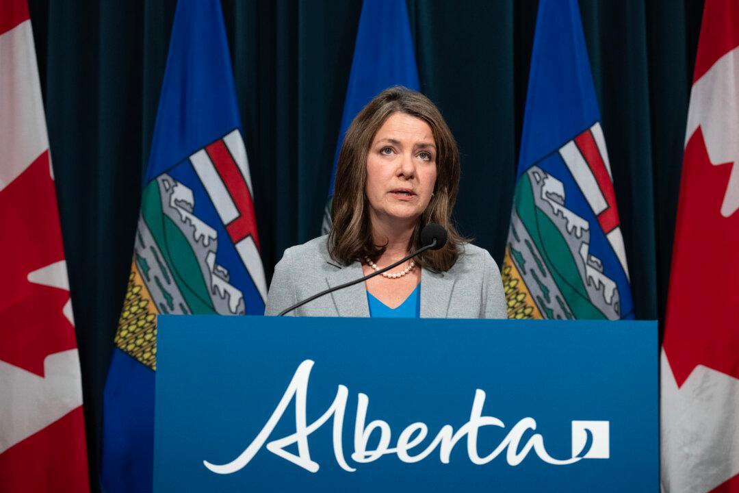 Alberta Premier Seeks More Control Over Immigration, Advocates for More Ukrainian Evacuees