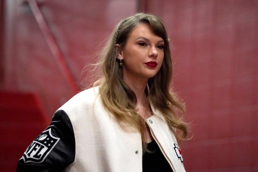 Man Accused of Stalking Outside Taylor Swift’s Manhattan Home to Receive Psychiatric Treatment