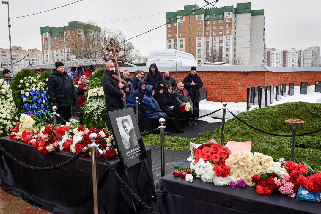 Funeral for Deceased Putin Critic Alexei Navalny Draws Thousands in Moscow